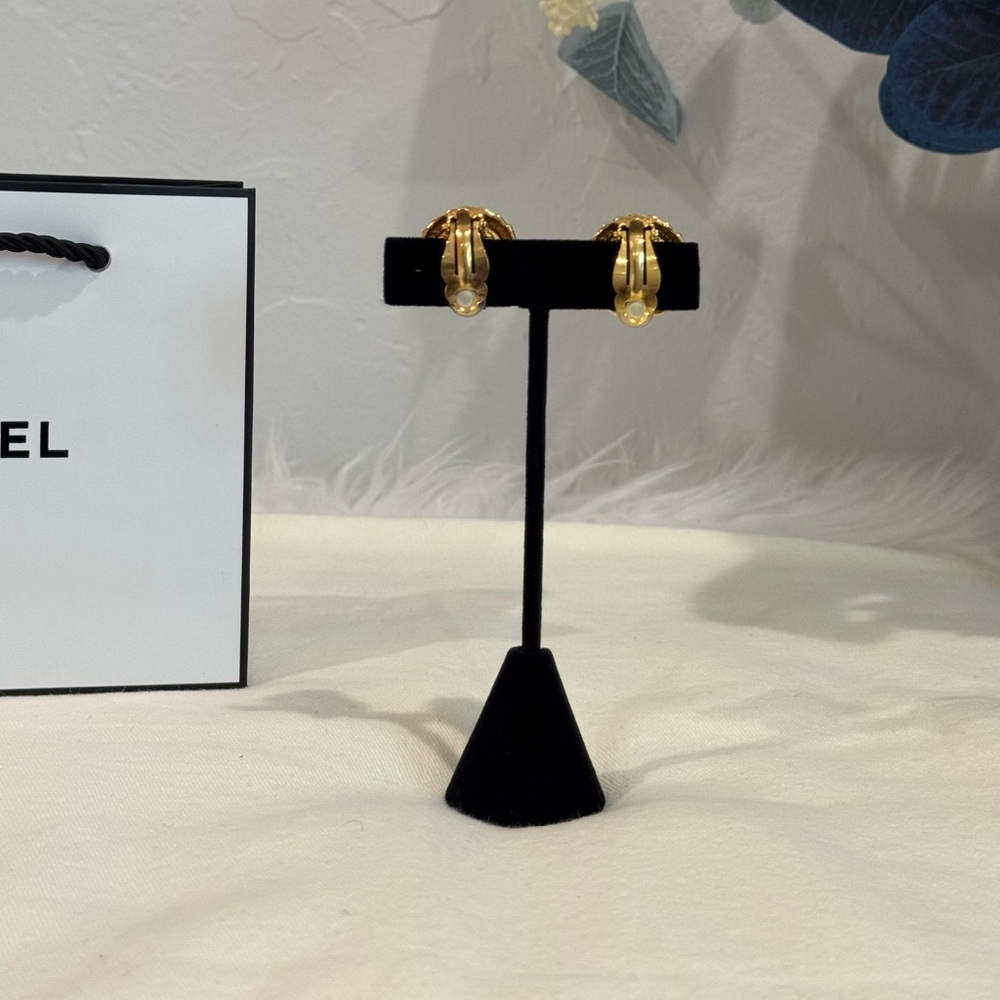 SOLD‼️Chanel 1980s Faux Pearl Button Clip-On Vintage Earrings - Picture 15 of 16